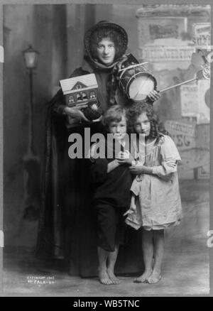 Evangeline Cory Booth, 1865-1950, a piena lunghezza e piedi, tenendo vari giocattoli, leggermente rivolta verso sinistra, ragazza con braccio intorno al ragazzo di fronte a lei; poste povertà foto per Esercito della Salvezza? Abstract/medio: 1 stampa fotografica. Foto Stock