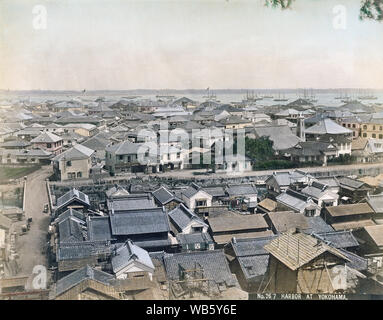 [ 1890 Giappone - Vista su Yokohama liquidazione esteri e il suo porto ] - Vista sul Motomachi, la liquidazione esteri Kannai di Yokohama e Porto di Yokohama, nella prefettura di Kanagawa. Un grande numero di navi può essere visto in background. Xix secolo albume vintage fotografia. Foto Stock