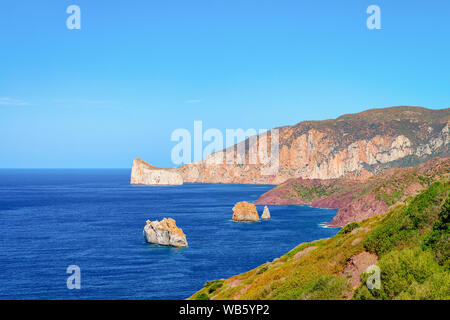 Porto Corallo a Nebida con il mare Mediterraneo nei pressi della provincia di Cagliari, Carbonia-Iglesias, Sardegna, Italia Foto Stock