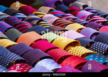 Fascette colorate (cravatte) visualizzato in un negozio Foto Stock