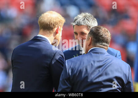 24 agosto 2019 , lo stadio di Wembley, Londra Inghilterra ; 2019 Coral Challenge Cup finale ; St Helens vs Warrington lupi ; il principe Harry il Duca di Sussex incontra Steve Price head coach di Warrington Lupi Credito: Mark Cosgrove/news immagini Foto Stock