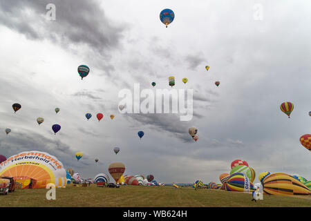 Chambley, Francia. Il 2 agosto, 2019. Centinaia di mongolfiere che prendeva il via dalla Chambley-Bussieres Airbase per la Grand Est aria Mondial Ballons. Foto Stock