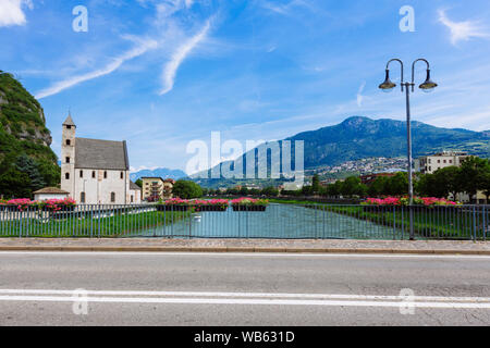 Trento (Italia) - Sant'Apollinare chiesa romanica a Trento, lungo il fiume Adige, vista da San Lorenzo bridge Foto Stock