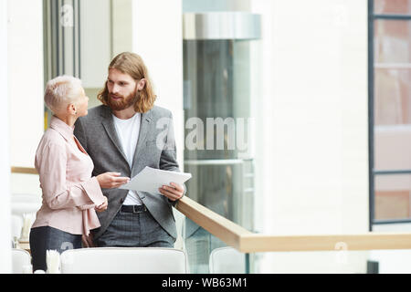 Ritratto di due business di successo di persone in piedi sul balcone e discutere di lavoro, lo spazio di copia Foto Stock