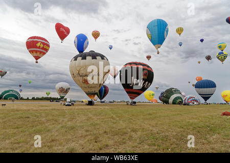 Chambley, Francia. Il 2 agosto, 2019. Centinaia di mongolfiere che prendeva il via dalla Chambley-Bussieres Airbase per la Grand Est aria Mondial Ballons. Foto Stock