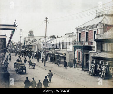 [ 1890 Giappone - Area di intrattenimento a Yokohama ] - Isezakicho, Yokohama, Giappone. La strada è stata rivestita con i suoi teatri e comunemente noto come "Teatro Street'. L' edificio in retro con la piccola torre sul tetto è il Teatro Ryokokuza, aperto nel 1868 (Meiji 22). Rinominato Kirakuza nel 1899 (Meiji 32), è stato Yokohama il principale teatro durante il tardo periodo Meiji. Xix secolo albume vintage fotografia. Foto Stock