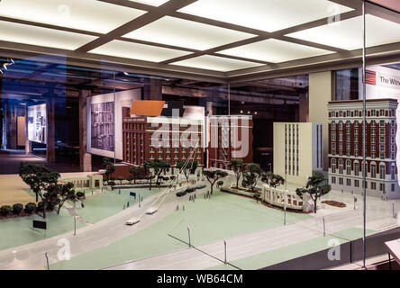 Mostrare che mostra un mock-up di Dealey Plaza e il Texas School Book Depository, all'interno del sesto piano del magazzino dell'edificio in Dallas Texas. Lì, Lee Harvey Oswald, il presunto assassino del Presidente John F. Kennedy, trovato un pesce persico al di sopra del plaza, dove il trasporto per il giro della Papamobile Kennedy, Texas Governor John Connally, e le loro mogli, laminati di seguito. Ora chiamato il Sixth Floor Museum, il sito viene gestito da Dallas County fondamento storico Foto Stock