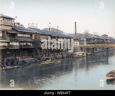 [ 1890 Giappone - barche sul canale Dotonbori in Osaka ] - case lungo il canale Dotonbori di Osaka. Xix secolo albume vintage fotografia. Foto Stock
