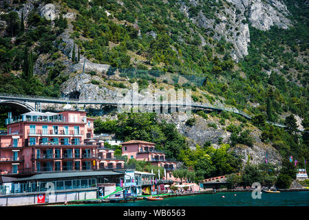 Limone è una delle graziose cittadine su questo lago nel nord Italia. Il lago di Garda è un popolare europea destinazione turistica vicino a Dolomiti Foto Stock