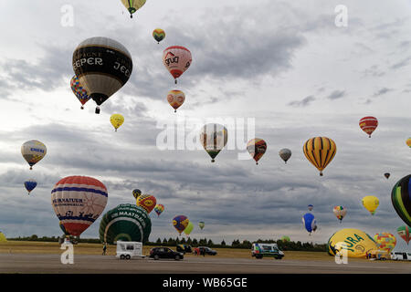 Chambley, Francia. Il 2 agosto, 2019. Centinaia di mongolfiere che prendeva il via dalla Chambley-Bussieres Airbase per la Grand Est aria Mondial Ballons. Foto Stock