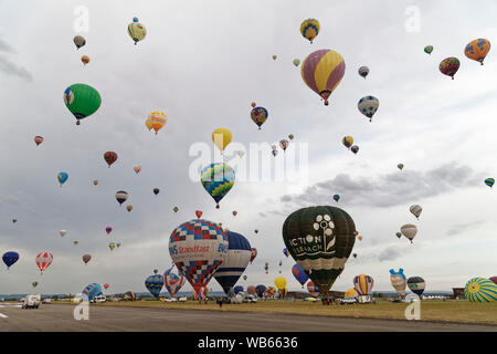 Chambley, Francia. Il 2 agosto, 2019. Centinaia di mongolfiere che prendeva il via dalla Chambley-Bussieres Airbase per la Grand Est aria Mondial Ballons. Foto Stock