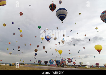 Chambley, Francia. Il 2 agosto, 2019. Centinaia di mongolfiere che prendeva il via dalla Chambley-Bussieres Airbase per la Grand Est aria Mondial Ballons. Foto Stock