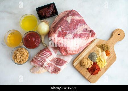 Carne alla Brace punta di petto, Spice Rub, salsa e Ingredienti Foto Stock