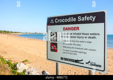 Coccodrillo segno di avvertimento sulla spiaggia di East Point nella città di Darwin, Territorio del Nord, l'Australia. Foto Stock