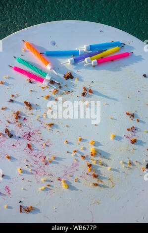 Compleanno candele su un vuoto, finito di torta di compleanno vassoio. Foto Stock