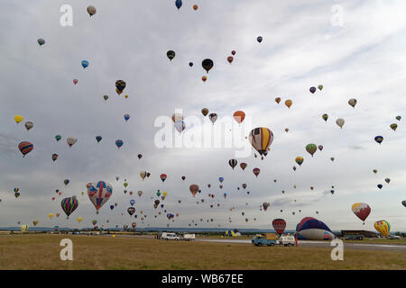 Chambley, Francia. Il 2 agosto, 2019. Centinaia di mongolfiere che prendeva il via dalla Chambley-Bussieres Airbase per la Grand Est aria Mondial Ballons. Foto Stock