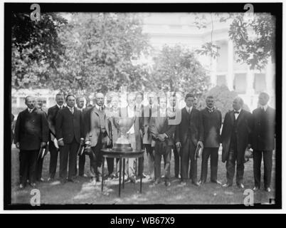 EASTERN YACHT CLUB. Il Presidente Wilson presentando CLUB COPPA AL PROPRIETARIO DI YACHT 'ELLEN' che ha vinto gara OFF MARBLEHEAD, mass. Foto Stock