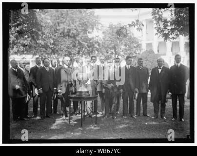 EASTERN YACHT CLUB. Il Presidente Wilson presentando CLUB COPPA AL PROPRIETARIO DI YACHT 'ELLEN' che ha vinto gara OFF MARBLEHEAD, mass. Foto Stock