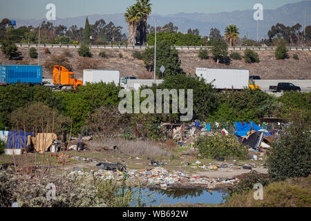 Senzatetto accampamento lungo il fiume di Los Angeles, Città di Paramount, Sud LA, Califortnia, STATI UNITI D'AMERICA, Foto Stock