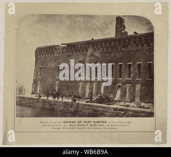 Vista esterna della gola di Fort Sumter sul 14th, Aprile 1861 dopo la sua evacuazione mediante il Mag. Robert Anderson, Arty 1a. U.S.A. Comdg mostra che la porzione verso Fort Johnson, Isola James Abstract: Copia della fotografia che mostra un gruppo di uomini di fronte al danneggiato le pareti di Fort Sumter vicino alla gola. Foto Stock