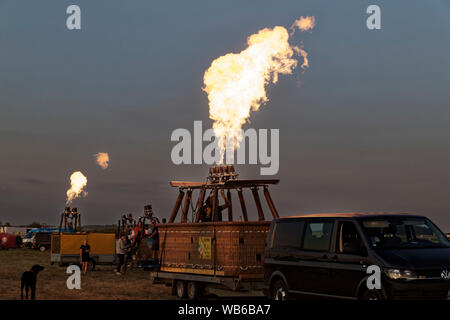 Chambley, Francia. Il 2 agosto, 2019. Dimostrazione di riscaldamento della mongolfiera bruciatori durante il Grand Est aria Mondial Ballons. Foto Stock