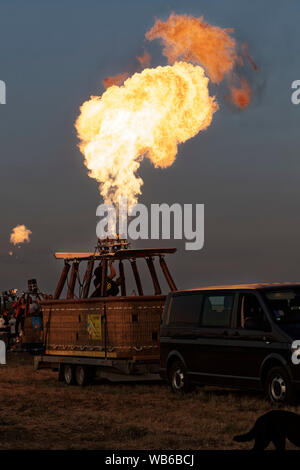 Chambley, Francia. Il 2 agosto, 2019. Dimostrazione di riscaldamento della mongolfiera bruciatori durante il Grand Est aria Mondial Ballons. Foto Stock