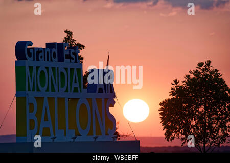 Chambley, Francia. Il 2 agosto, 2019. Vista generale di Chambley-Bussières Air Base durante la XVI edizione del Grand Est aria Mondial Ballons. Foto Stock