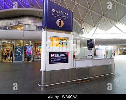 Londra, Regno Unito. 24 Ago, 2019. London Kings Cross Station è vuota.i passeggeri dei treni si trovano di fronte a incubo viaggi attraverso questo fine settimana con la London Kings Cross Station e chiusa e gravi perturbazioni previsto in tutta la rete. King's Cross è una delle capitali più trafficati di stazioni di treno e viene chiuso il sabato e la domenica a causa di grandi opere di ingegneria sulla East Coast Main Line su Bank Holiday. Credito: Keith Mayhew/SOPA Immagini/ZUMA filo/Alamy Live News Foto Stock