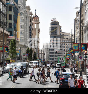 Madrid, Spagna - 22 Luglio 2019: Calle Gran Via e il Carrion edificio (edificio di capitale) Foto Stock