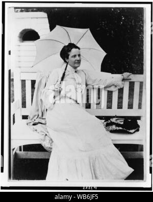 Edith Kermit Carow Roosevelt, ritratto a figura intera, seduto su un banco di lavoro, rivolto verso destra, con ombrellone Foto Stock