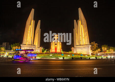 La democrazia un monumento sul tempo di notte a Bangkok in Tailandia.