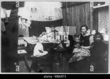 La famiglia nelle affollate quarti viventi di Essen, in Germania, durante l'occupazione francese Abstract/medio: 1 stampa fotografica. Foto Stock