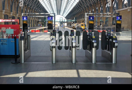 London Kings Cross Station è vuota.i passeggeri dei treni si trovano di fronte a incubo viaggi attraverso questo fine settimana con la London Kings Cross Station e chiusa e gravi perturbazioni previsto in tutta la rete. King's Cross è una delle capitali più trafficati di stazioni di treno e viene chiuso il sabato e la domenica a causa di grandi opere di ingegneria sulla East Coast Main Line su Bank Holiday. Foto Stock