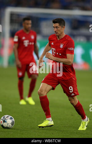 Robert Lewandowski del FC Bayern Muenchen visto in azione durante la Bundesliga match tra FC Schalke 04 e FC Bayern Muenchen a Veltins-Arena a Gelsenkirchen.(punteggio finale; FC Schalke 0:3 FC Bayern Muenchen) Foto Stock