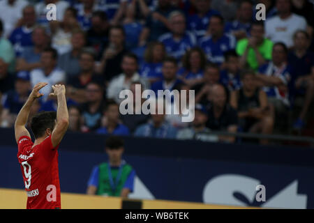Robert Lewandowski del FC Bayern Monaco celebra dopo un goal durante la Bundesliga match tra FC Schalke 04 e FC Bayern Muenchen a Veltins-Arena a Gelsenkirchen.(punteggio finale; FC Schalke 0:3 FC Bayern Muenchen) Foto Stock