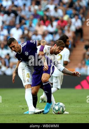 Madrid, Spagna. 24 Ago, 2019. Real Madrid Sergio Ramos (R) compete durante un campionato spagnolo partita di calcio tra il Real Madrid e Valladolid in Spagna a Madrid, il 24 agosto 2019. Credito: Edward F. Peters/Xinhua Credito: Xinhua/Alamy Live News Foto Stock