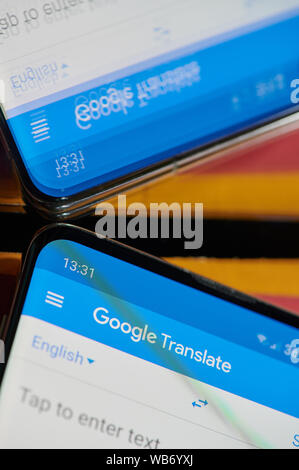 New york, Stati Uniti d'America - 24 agosto 2019: Utilizzando google translate applicazione sullo smartphone macro close up vista speculare Foto Stock