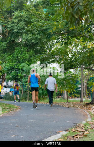 Il popolo esecuzione di esercizio fisico per la salute nel parco BangYai , Nonthaburi in Thailandia. Dicembre 3, 2018 Foto Stock