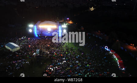 Qingdao. 24 Ago, 2019. Foto scattata sul 24 agosto 2019 mostra il 2019 Midi notte Rock a Qingdao, Cina orientale della provincia di Shandong. Il quinto Tiantaishan Music Festival che si è aperto nel mese di luglio. 13, 2019, chiuso qui il sabato. Credito: Jin Liangkuai/Xinhua/Alamy Live News Foto Stock