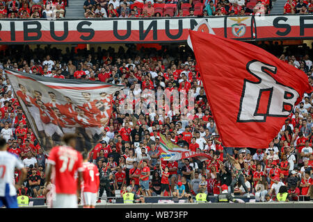 SL Benfica sostenitori visto durante il campionato NN. 2019/20 partita di calcio tra SL Benfica e FC Porto di Lisbona.(punteggio finale; SL Benfica 0:2 FC Porto) Foto Stock