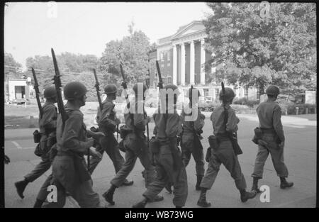 Federalized Guardia Nazionale di truppe sul campus della University of Alabama, 11 giugno 1963; Federalized Guardia Nazionale di truppe sul campus della University of Alabama, 11 giugno 1963 quando gli afroamericani Vivian Malone e James cofano registrate per le classi Foto Stock