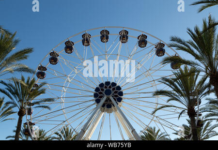 Ruota panoramica Ferris a Irvine Spectrum Center, un centro commerciale situato a Orange County, California Foto Stock