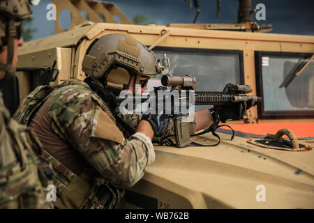 Un berretto verde assegnato al terzo gruppo speciale (Airborne) treni in una tattica di esercizio di tiro il 6 agosto 2019, nei pressi di campo Hurlburt, FL. L'esercizio era una parte di una terza SFG (A) formazione di rotazione che comprende varie tecniche di tattiche e le procedure, comprese le chiamate per incendio, piena di profili di missione e di combattere la riqualificazione del subacqueo. (U.S. Esercito foto di Spc. Peter Seidler) Foto Stock