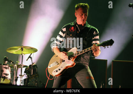 Rio de Janeiro, Brasile, 25 settembre 2015. Il cantante e chitarrista Josh Homme della band regine dell'età della pietra, durante la mostra sul palco del wor Foto Stock