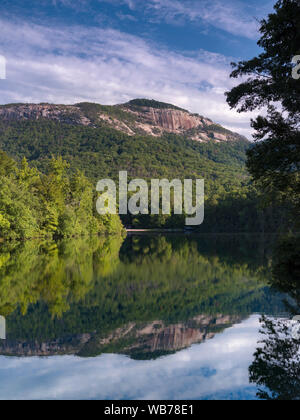 Tabella Rock riflettendo in Pinnacle lago a Table Rock State Park. Pickens, Carolina del Sud Foto Stock