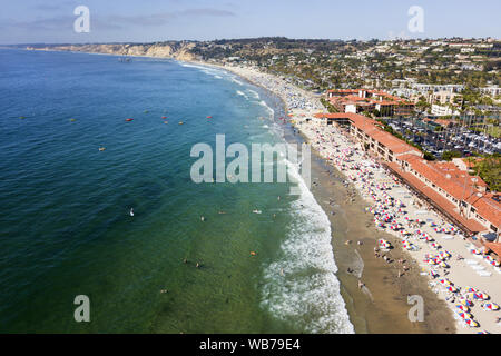 Agosto 24, 2019, San Diego, California, U.S: Ombrelli la linea di costa come frequentatori di spiaggia wade in acque dell'Oceano Pacifico a La Jolla Shores Beach a San Diego in una calda giornata estiva. (Credito Immagine: © KC Alfred/ZUMA filo) Foto Stock