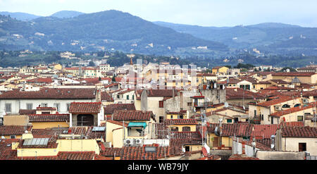 Firenze: Guardando sopra le tegole rosse dei tetti di casa nella città vecchia Foto Stock