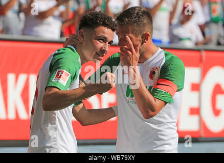 Augsburg, Germania. 24 Ago, 2019. Ruben Vargas (L) di Augsburg celebra con il compagno di squadra Daniel Baier durante un match della Bundesliga tra FC Augsburg e 1. FC Union Berlino in Augsburg, Germania, il 24 agosto 2019. Credito: Philippe Ruiz/Xinhua Credito: Xinhua/Alamy Live News Foto Stock