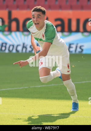 Augsburg, Germania. 24 Ago, 2019. Ruben Vargas di Augsburg celebra durante un match della Bundesliga tra FC Augsburg e 1. FC Union Berlino in Augsburg, Germania, il 24 agosto 2019. Credito: Philippe Ruiz/Xinhua Credito: Xinhua/Alamy Live News Foto Stock