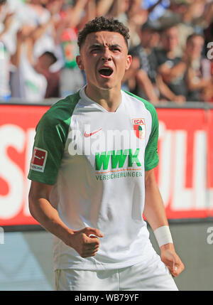 Augsburg, Germania. 24 Ago, 2019. Ruben Vargas di Augsburg celebra durante un match della Bundesliga tra FC Augsburg e 1. FC Union Berlino in Augsburg, Germania, il 24 agosto 2019. Credito: Philippe Ruiz/Xinhua Credito: Xinhua/Alamy Live News Foto Stock